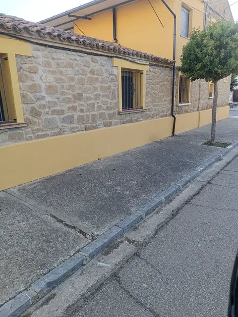 Fachada de comunidad rehabilitada con acabado exterior