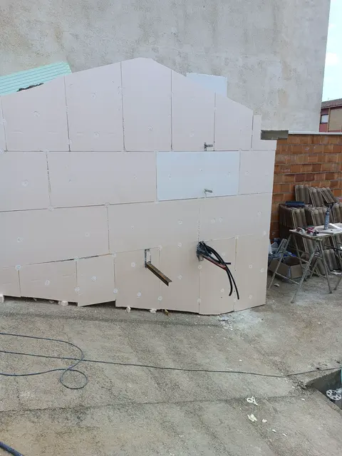 Colocación de aislamiento SATE en fachada exterior