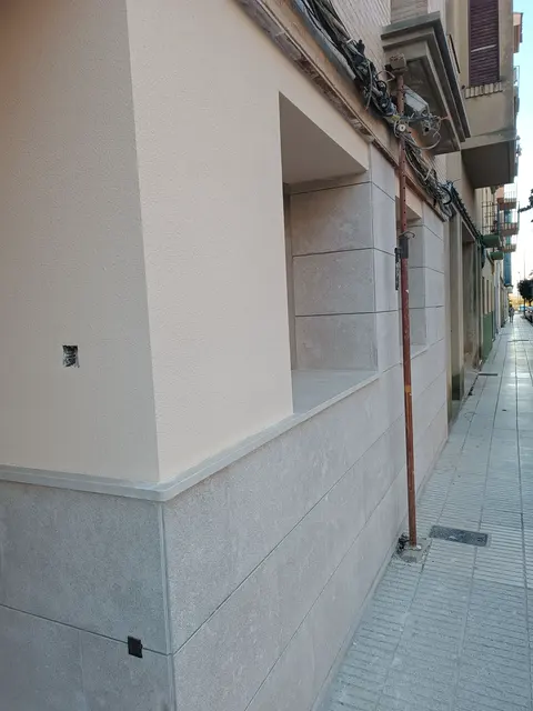 Fachada exterior durante la ejecución de aislamiento SATE