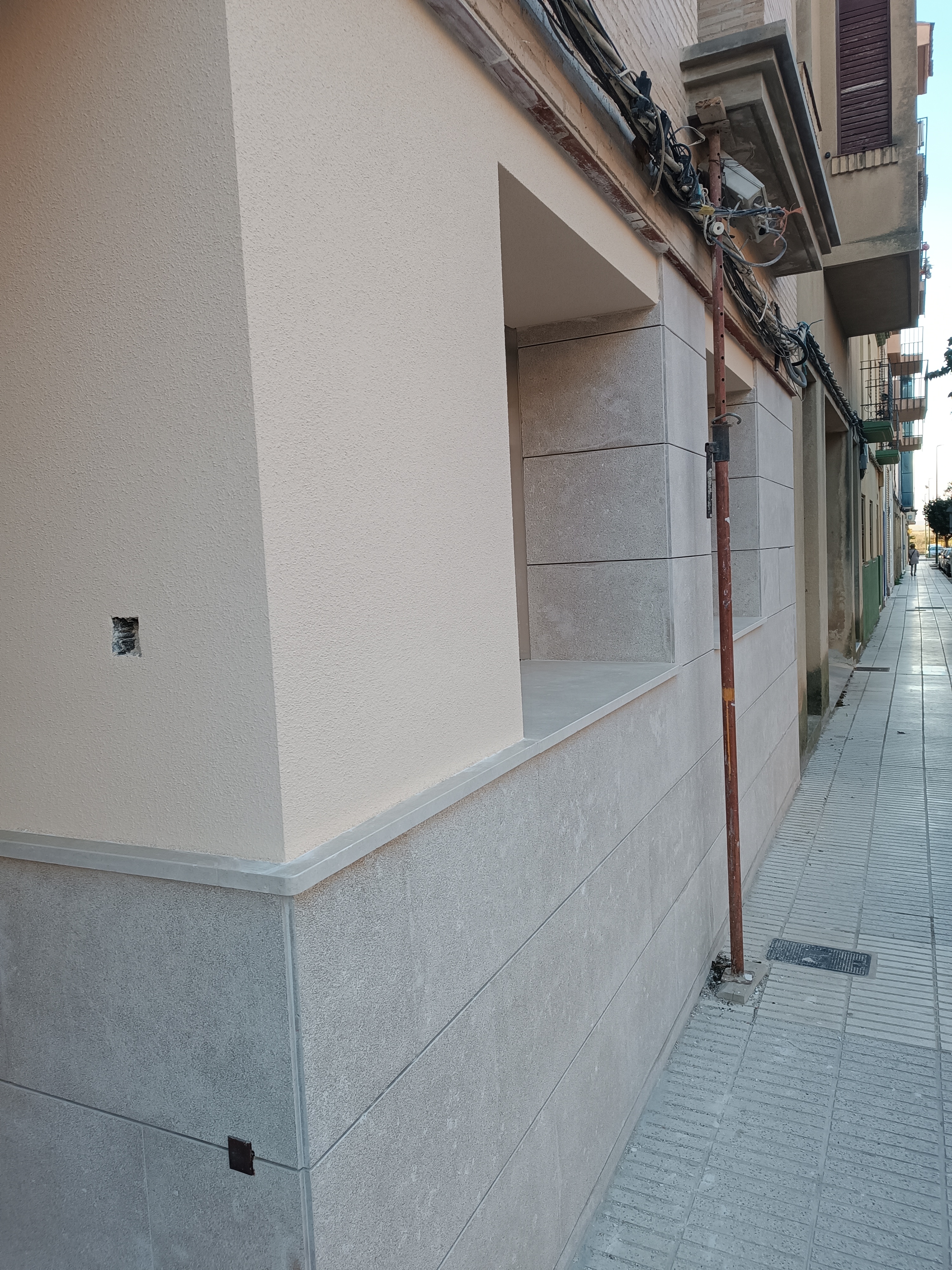 Fachada exterior durante la ejecución de aislamiento SATE