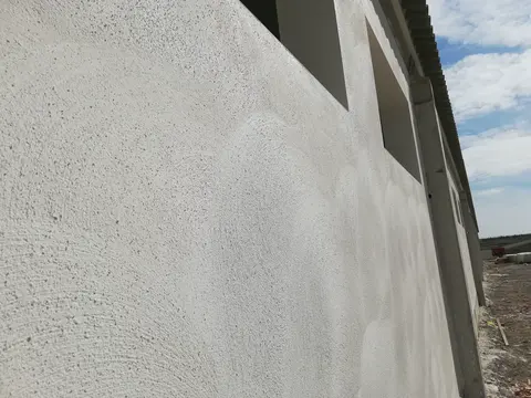 Acabado continuo de mortero fratasado en fachada