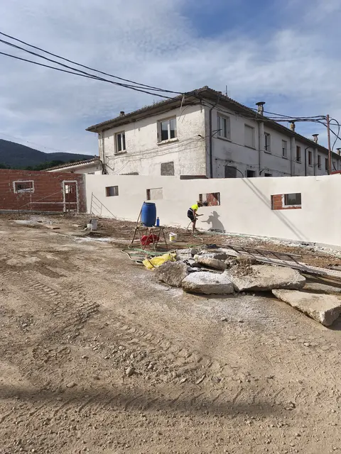 Aplicación de mortero fratasado en paramento exterior
